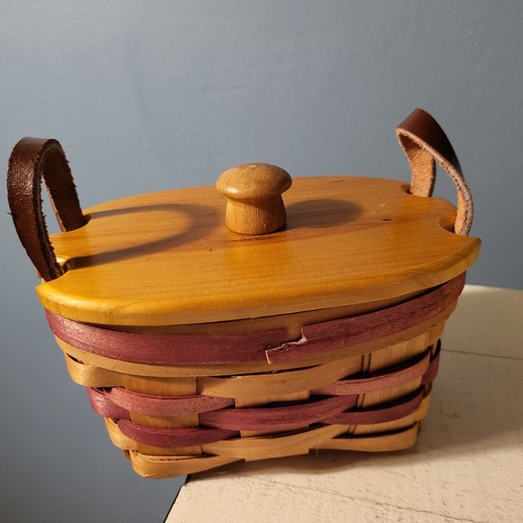 Small Split Reed Woven @ Handle Basket w/Fitted Lid in Red & Natural 4"x6"x3.5" - Picture 4 of 6